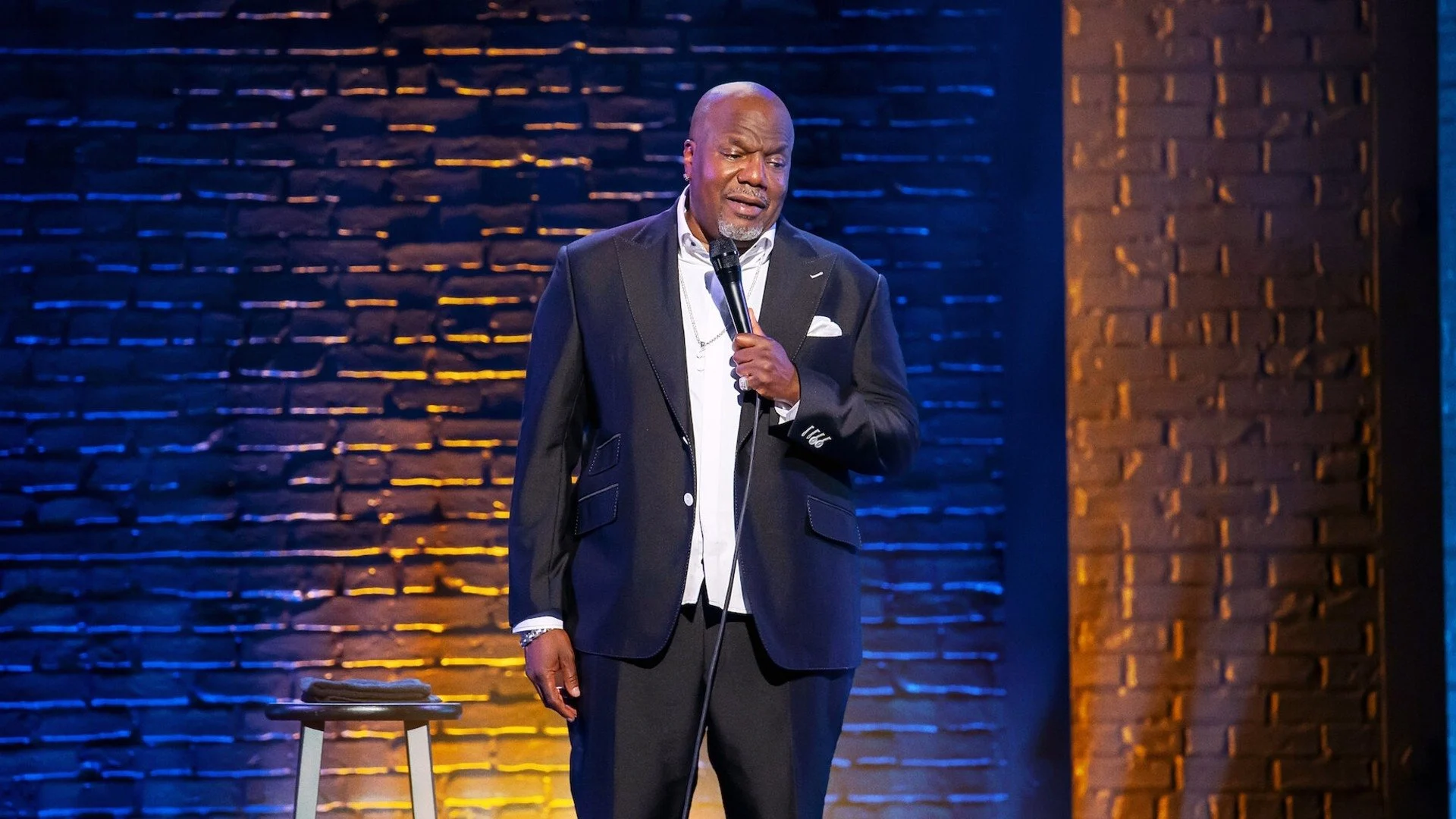 Earthquake: Công Việc Kể Chuyện Cười - Earthquake: Joke Telling Business